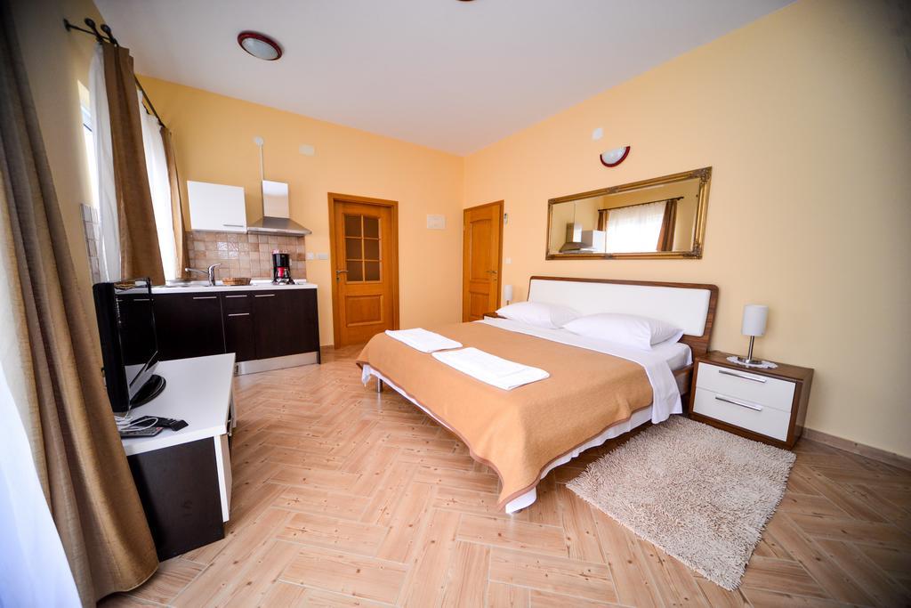 Apartments Dalmacija Starigrad Paklenica Phòng bức ảnh