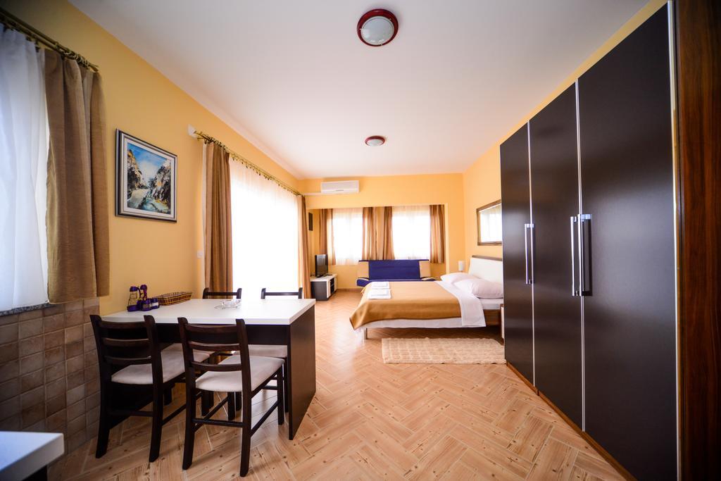 Apartments Dalmacija Starigrad Paklenica Phòng bức ảnh
